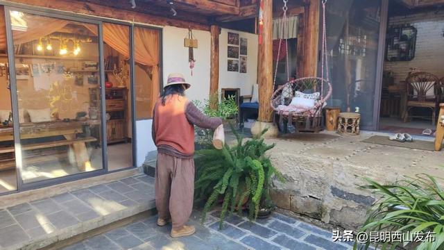 寻找旅居云南的100个人·昆明篇 | 退休后，她在昆明大墨雨村当“推荐官”
