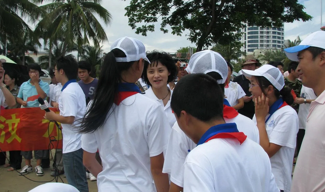 郭晶晶没想到，移居美国惨遭丈夫抛弃的高敏，已走上另一条上坡路