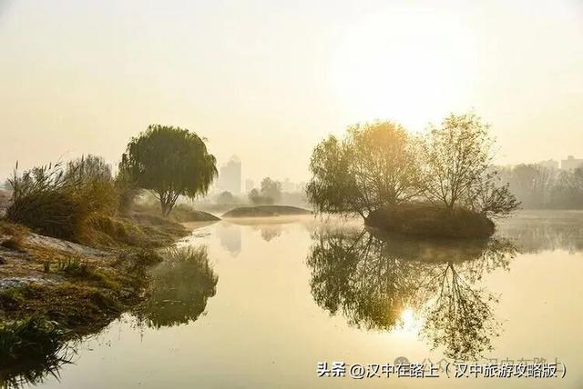 汉中汉江湿地晨景绝了！薄雾锁江，鸟戏江波，宛如仙境！