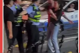 成都一外国男子当街辱骂中国人，被一群小伙殴打。警察拦不住！图片