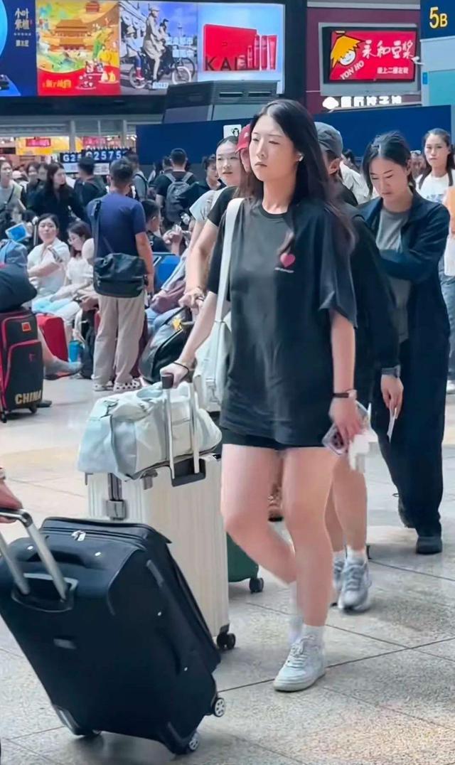 阅兵女民兵回家，长得漂亮个子高，真实职业让人没想到