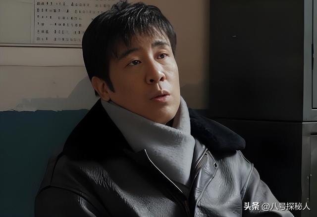 3岁丧父，吃姐姐奶水长大，成名后为8个哥姐买房，如今成全家骄傲