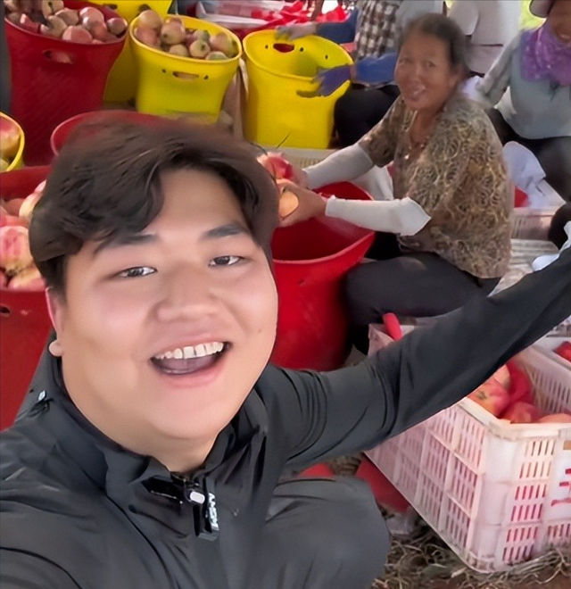 演都不演了！全红婵爸爸用冠军名号赚钱，评论区恶心的一幕出现了