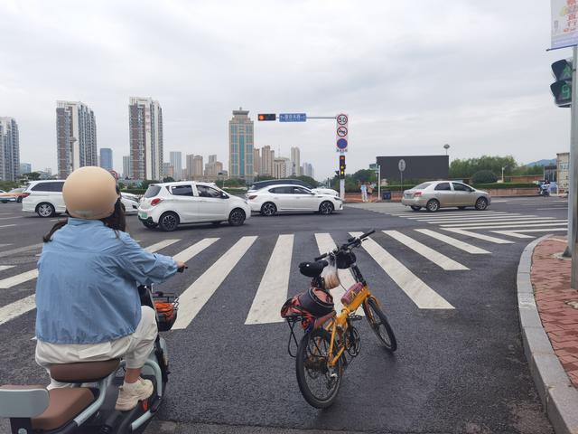 初秋，迎着习习秋风骑行赏景