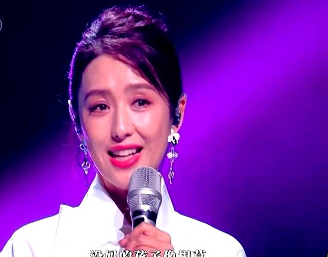 佟丽娅和儿子朵朵同台演唱《世上只有妈妈好》，小酒窝台下打Call