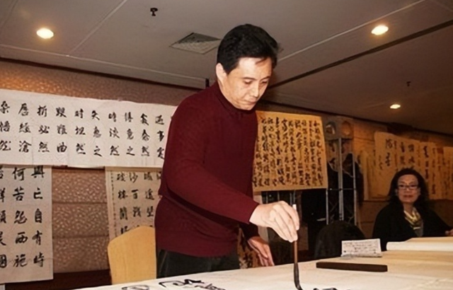 他被谢霆锋打成重伤，发妻6次流产绝情离开，如今街头卖卤肉为生