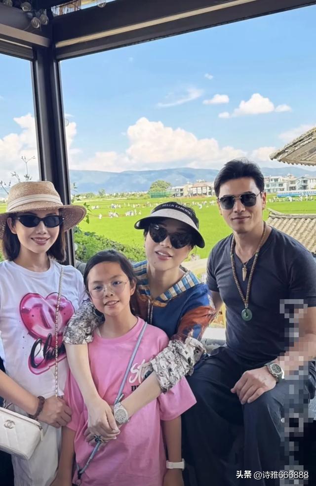 吕良伟杨小娟携汪诗诗和她的一双儿女大理旅游，一起享受田园时光