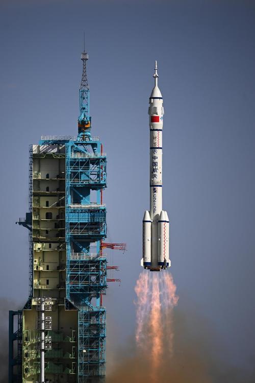 神舟20险情曝光！返回舱舷窗出现裂纹，中国航天火速启动换乘预案