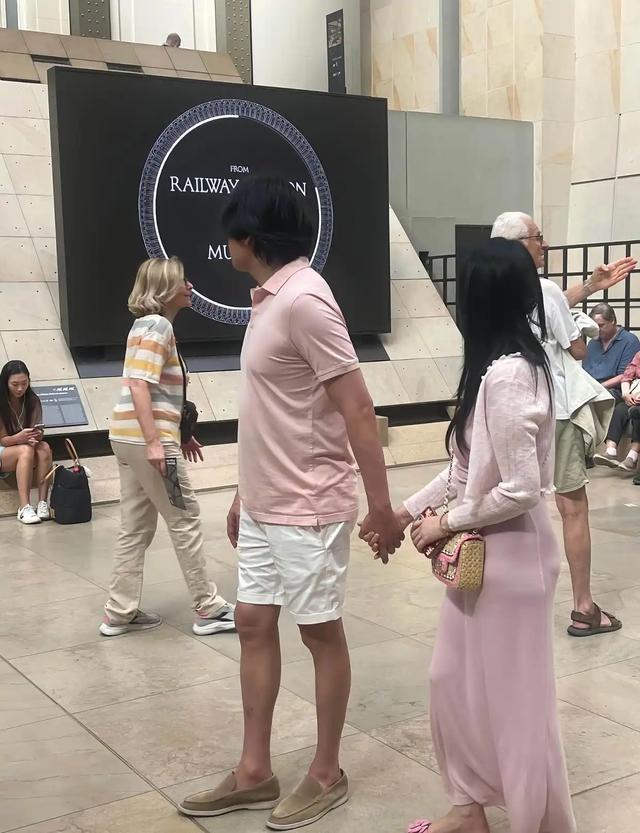 伊能静晒上海豪宅，中年发福大肚子110斤 吊带配紧身裤风格随恩利