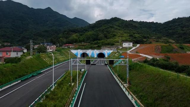 湖南炉慈高速公路进入通车倒计时，张家界将再添旅游新动脉