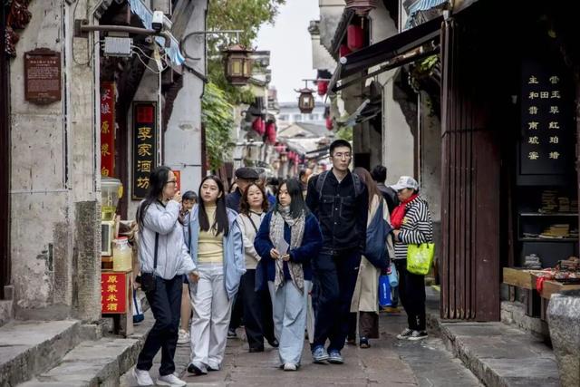 老街来了一群特别的游客