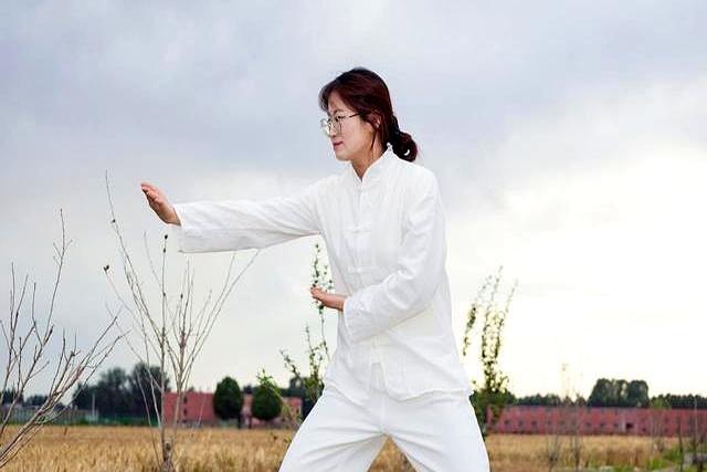 八段锦练对才养人：核心招式+发力秘要+精准适配场景