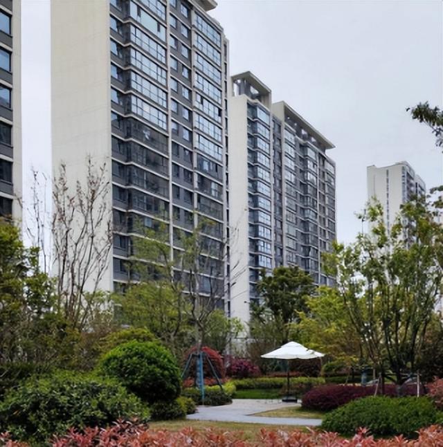 男子回家发现窗外被恶邻装了4台空调，邻居：敢拆就闹个鸡犬不宁
