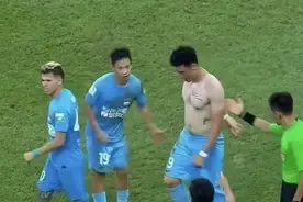 中超再现“白斩鸡”！冯伯元脱衣庆祝引发热议，比王永珀更夸张图片