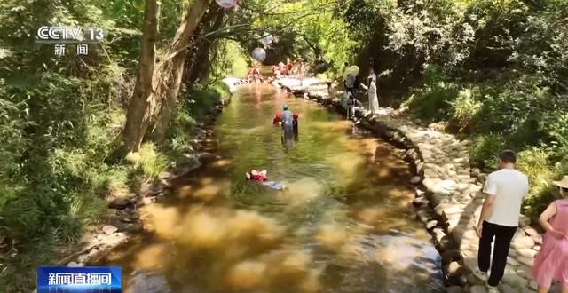 坐电梯爬山登顶！“低耗游”走红