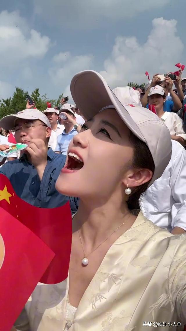 王小玮受邀现场观礼九三阅兵，穿中式套裙戴珍珠耳环美得耀眼