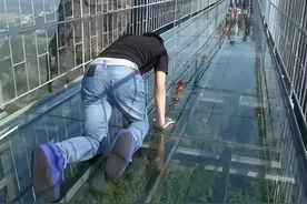 恐高噩梦！印尼玻璃桥在游客脚下碎裂，死人后发现厚度仅1.2公分图片