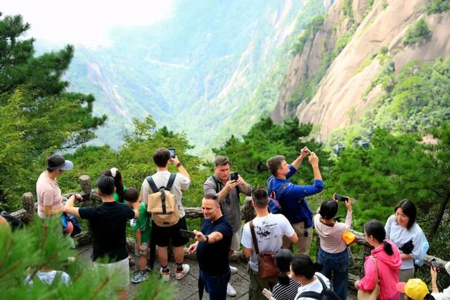 一景一韵，山水画卷——匈牙利主流媒体代表团走进黄山风景区