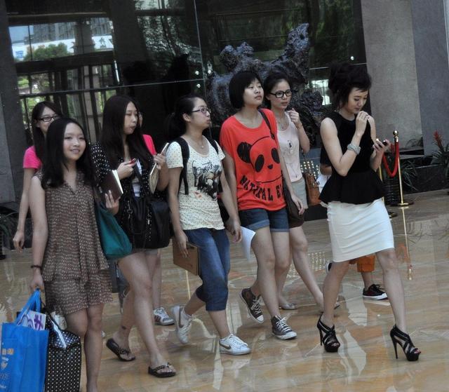 男友买奶茶迟到半天	，女友抱怨后，他的解释让人哭笑不得