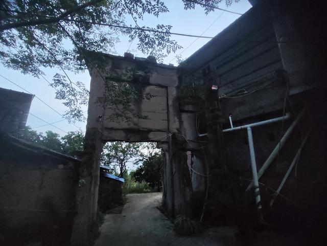 重庆合川憋屈的贞节牌坊，历史不清破败不堪，说是文物意义何在