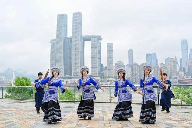 “来宜泸 耍一路”！宜宾、泸州来渝广发邀请函 “房车巡游快闪”燃动山城