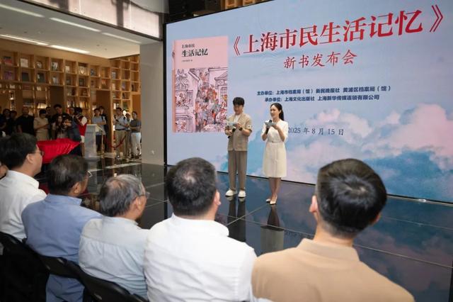 淘书逛展、夜游夜市、盖章打卡……上海书展的快乐，弥漫在整座城市→