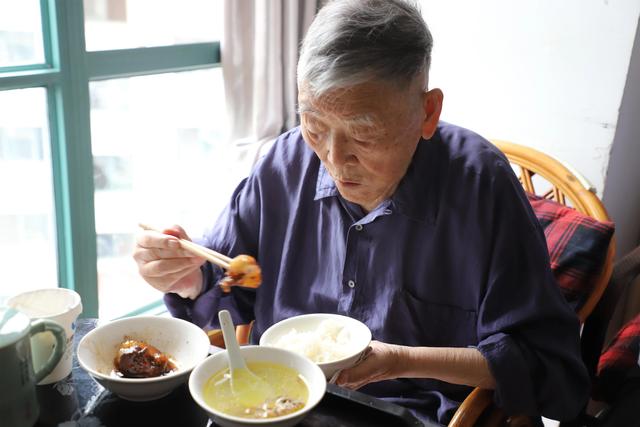 吃饭八分饱被推翻了？医生：过了55岁，吃饭尽量要做到这7点