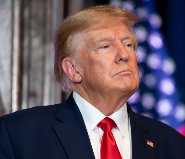 特朗普真面目曝光了，美国将对中国船只收费，中方先一步出手反制，美国国内遭“反噬”