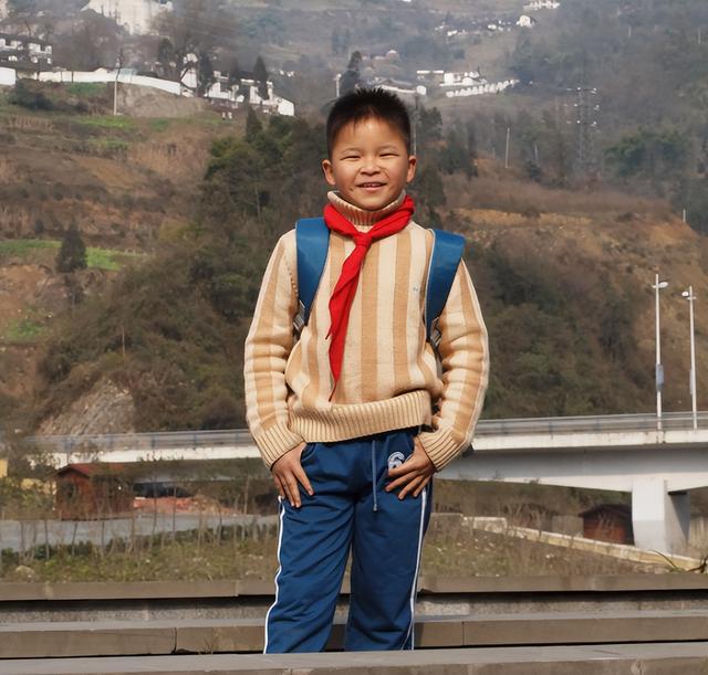 被姚明抱着上奥运的抗震小英雄	，曾发誓考上清华，16年后成了这样