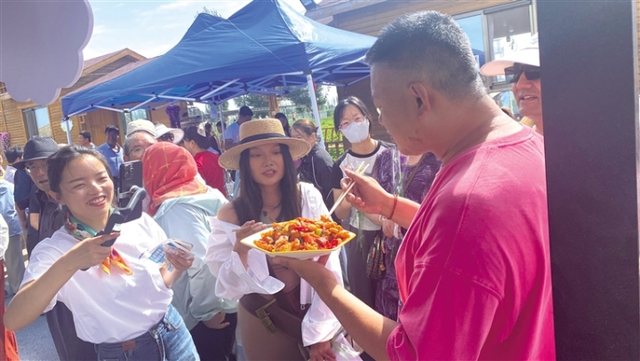 网络达人齐聚瓜州 共赏福禄花田魅力