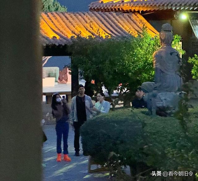 55岁莫文蔚和老公在甘肃旅游，两人身材都很高挑，看起来好般配。