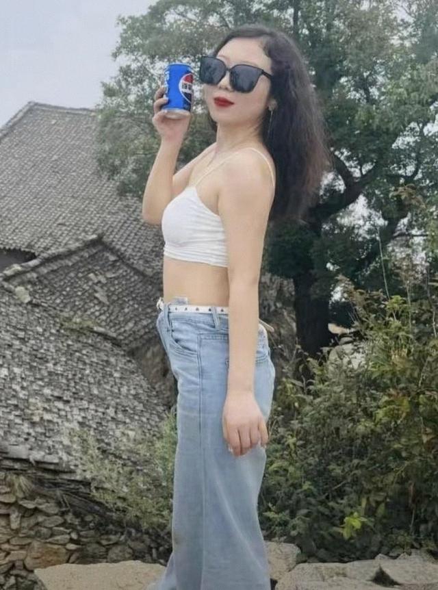 陕西女教师事件发酵不断，知情人爆料！疑有多位男友，抽烟穿吊带