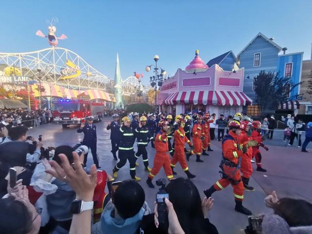 【我们的环球嘉年华】当花车巡游遇上逆行英雄！北京环球度假区上演最“燃”消防宣传