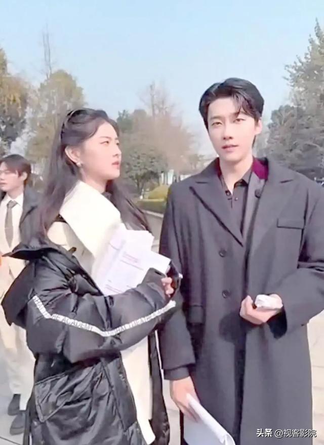 微短剧红毯之夜星光背后，编剧月入仅6000，演员连续工作40小时