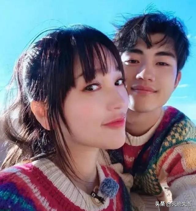 落毛凤凰不如鸡？42岁著名歌手江苏走穴，宾客只顾吃席没人搭理