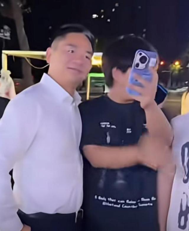 刘强东凌晨1点在大排档喝大了，拍照时开心的像个孩子，来者不拒