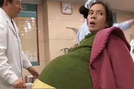 2009年，被丈夫抛弃挺着60公斤肚子的女人，如今成为医院志愿者图片