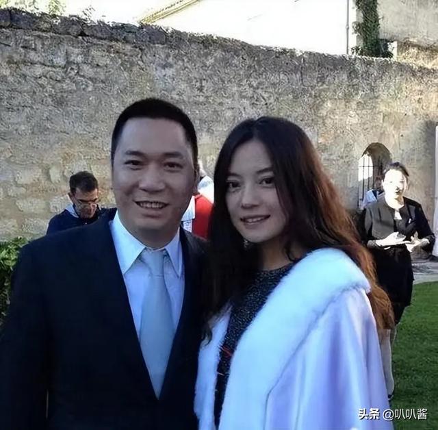 面相又变了！49岁赵薇广东吃饭，又老又瘦没架子，却再无回头路走