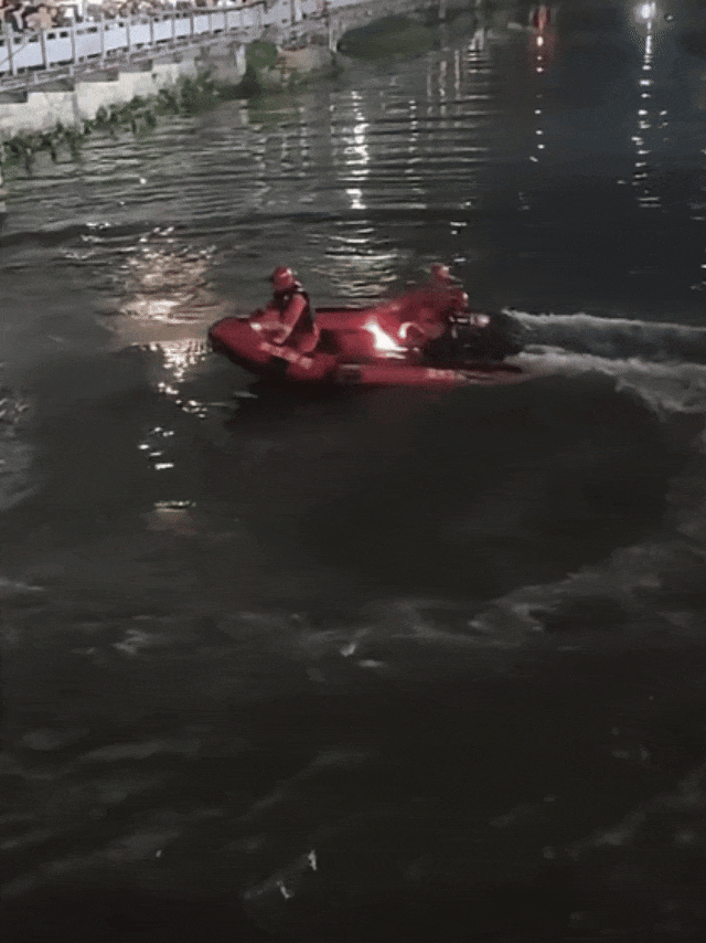 浙江温州一河道有两人跳河，搜救现场聚集大量围观群众，知情人透露：已救起一人，另一人仍在打捞中