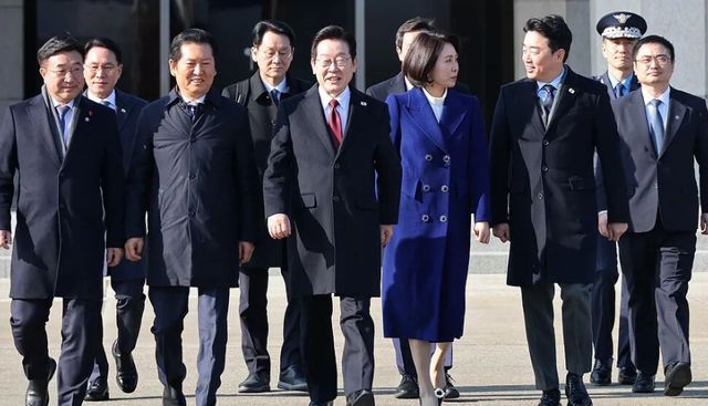 吃完酒席，李在明启程离京	，临走前对华改口，一个时代告终，高市忽喊话中国