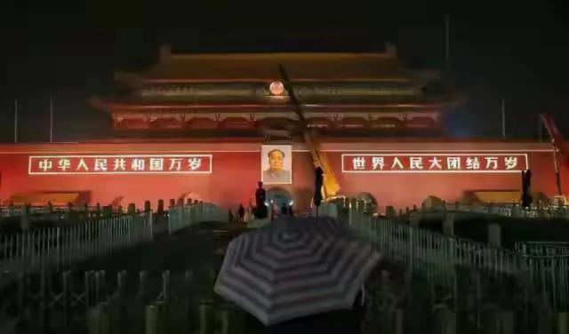 近距离瞻仰毛主席画像,老人家眼里装的全是人民!