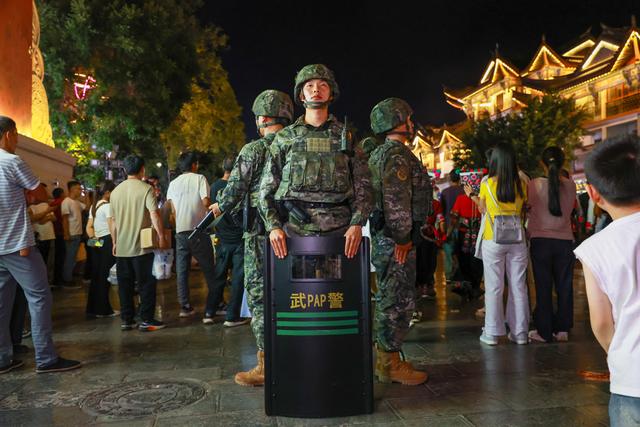 楚雄彝族自治州火把节，武警官兵保障游客平安出行
