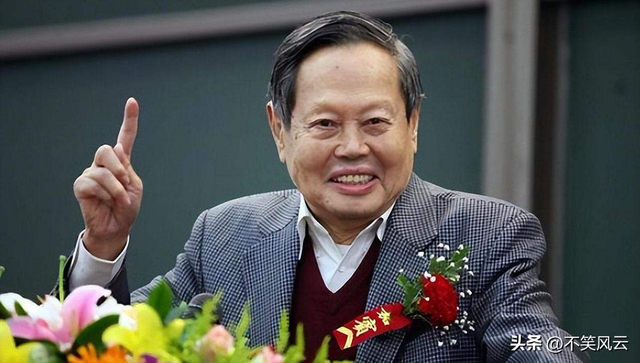 杨振宁葬礼结束，盖国旗完成夙愿不到48小时，恶心的一幕就出现了