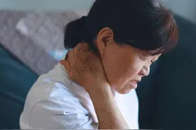 脖子老酸痛僵硬，一转还咔咔响？教你小妙招，预防颈椎病告别不适图片