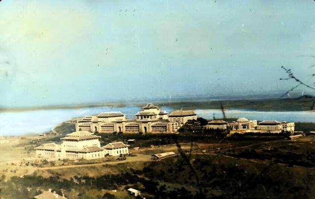 1939年的武汉大学：行政楼前站着日本护士，操场上游荡着鬼子伤兵
