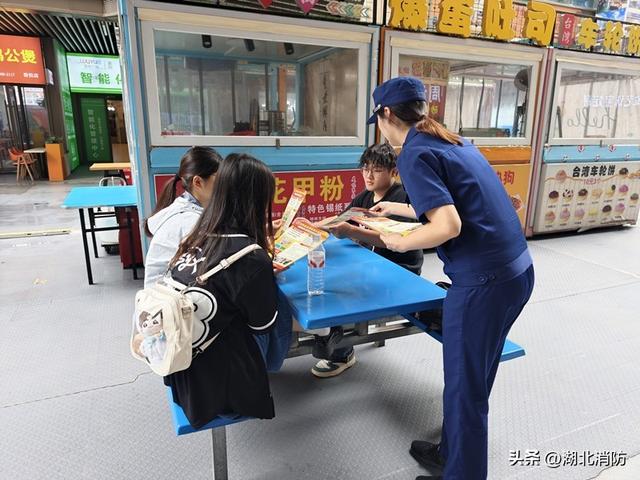 湖北襄阳：一张传单传安全 消防宣传走进公园广场