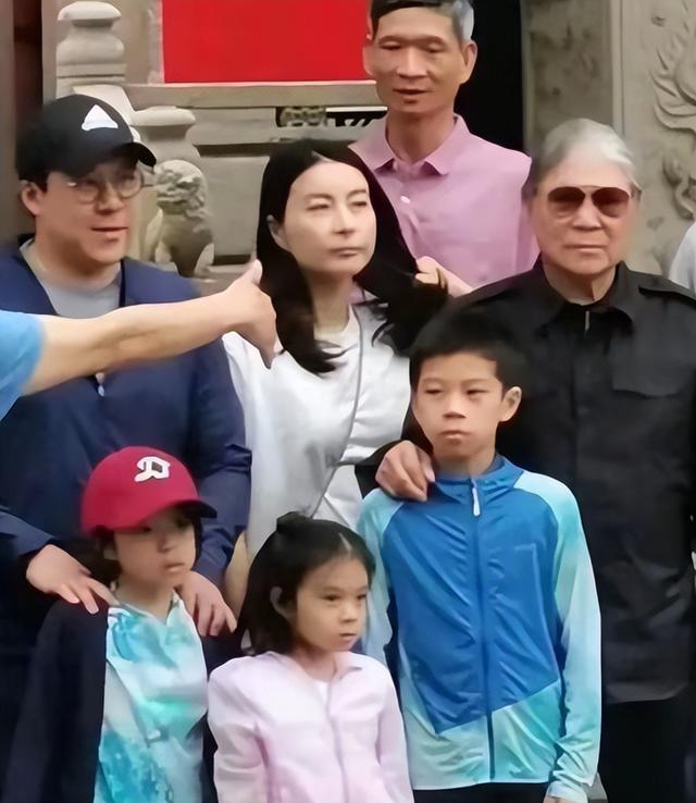 郭晶晶没想到，离过年不到俩月，79岁公公霍震霆	，再次给霍家长脸