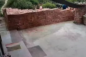 怪谁？广东男子把自家地建满了，要求隔壁邻居必须留路：村里规定图片