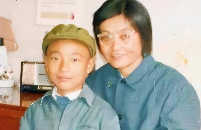 "央视一哥"康辉	，丁克一辈子，却在四十岁接到一通电话让他后悔