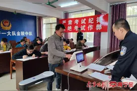 摩托车驾考来到家门口，考生现场领取驾驶证图片